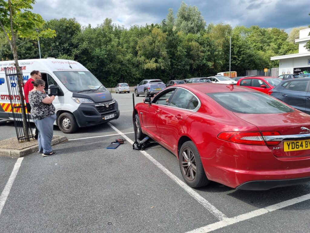 Looking for Mobile Tyre Fitting Oldham Town Centre? One Stop Mobile Tyres offers fast emergency tyre replacement, puncture repair and roadside assistance.